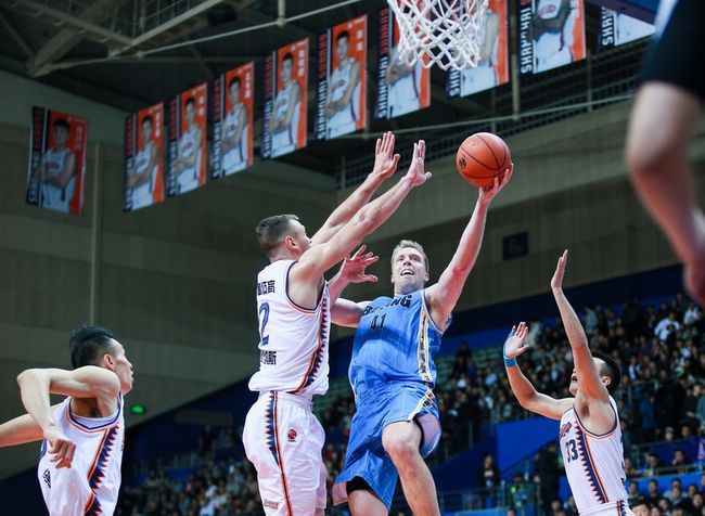 清晨上海久事调整名单以备NBA总决赛；队长鼓劲环节打磨；气氛紧张；团队化学反应显著的简单介绍